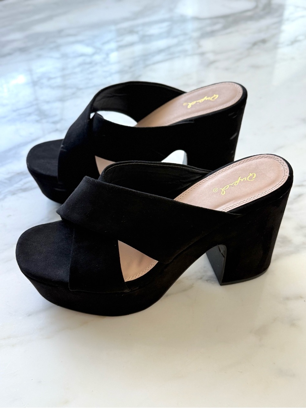 Qupid Black Faux Suede Crisscross Platform Slide Sandals • Sz 8.5